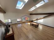 Pronájem atypického bytu na náměstí v Místku (parkovací místo za závorou), cena 21000 CZK / objekt / měsíc, nabízí 