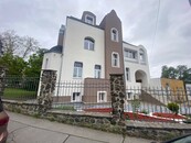 Pronájem nově zrekonstruovaného apartmánu 1kk v rezidenční vile se zahradou, cena 11900 CZK / objekt / měsíc, nabízí Reality - Lišková s.r.o.