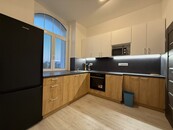 Pronájem nově zrekonstruovaného bytu 1kk v rezidenční vile se zahradou, cena 12700 CZK / objekt / měsíc, nabízí 