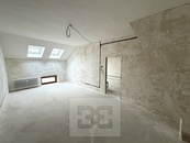 Byt 3+1 před rekonstrukcí v činžovním domě situovaný na náměstí v obci Štětí, ul. Krátká, cena 3490000 CZK / objekt, nabízí 