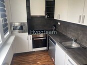 2+1, 5. patro, byt po rekonstrukci, zařízený, Kmochova ul., cena 15000 CZK / objekt / měsíc, nabízí Lucie Walterová - Hypoteam